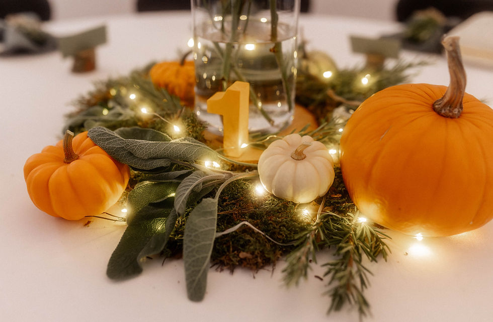 Tischdeko bei Herbsthochzeit mit Kürbissen. // Table decor at fall wedding with pumpkins.