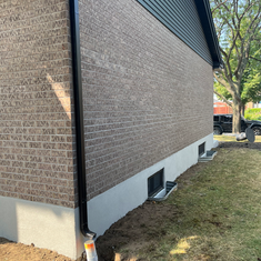 Finition parfaite en crépi d’acrylique sur murs extérieurs et escaliers.