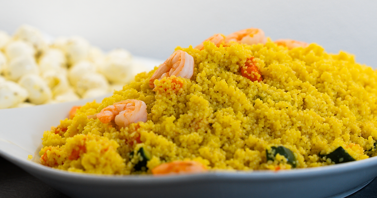 Buffet con riso alla cantonese in primo piano