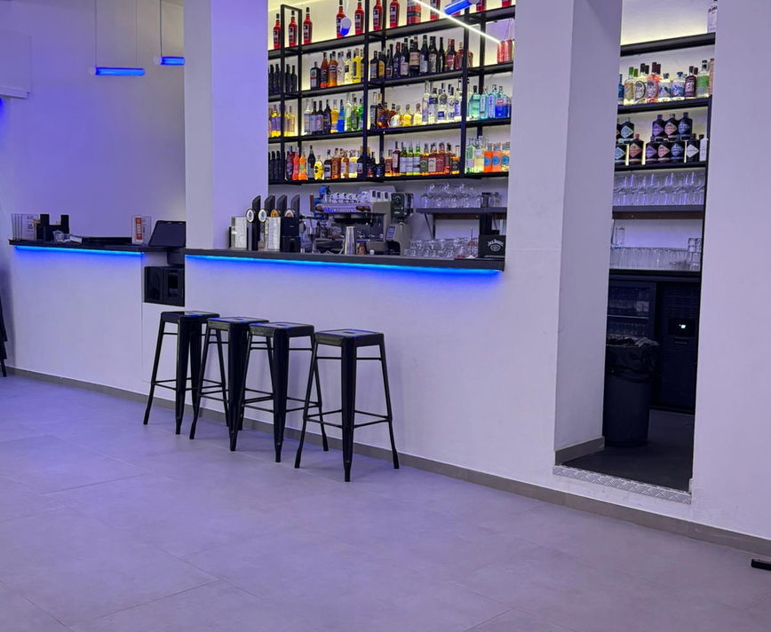 Bancone interno del cocktail bar KM5 Torino