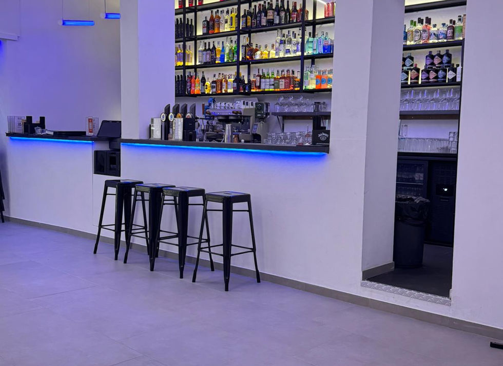 Bancone interno del cocktail bar KM5 Torino