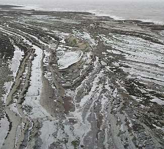 outcrop of extensional fault system, displacement gradients, hangingwall and footwall deformation, 3D outcrop