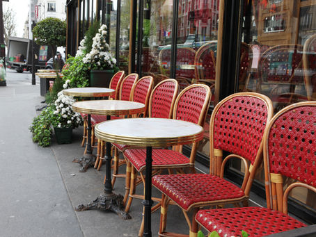 une terrasse de café déserte