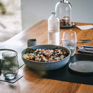 Schale mit frischem Essen auf dem Tisch – Wasser begleitet Kochen und Genuss im Alltag