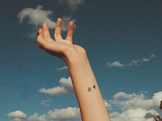 une main qui lâche prise