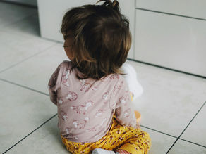 une petite fille sur un seau