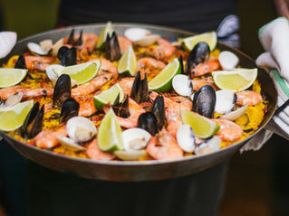 Découvrez la gastronomie polynésienne et plongez dans un voyage culinaire aux saveurs exotiques. De la tradition du poisson cru aux marchés animés, laissez-vous tenter par la cuisine tahitienne authentique.