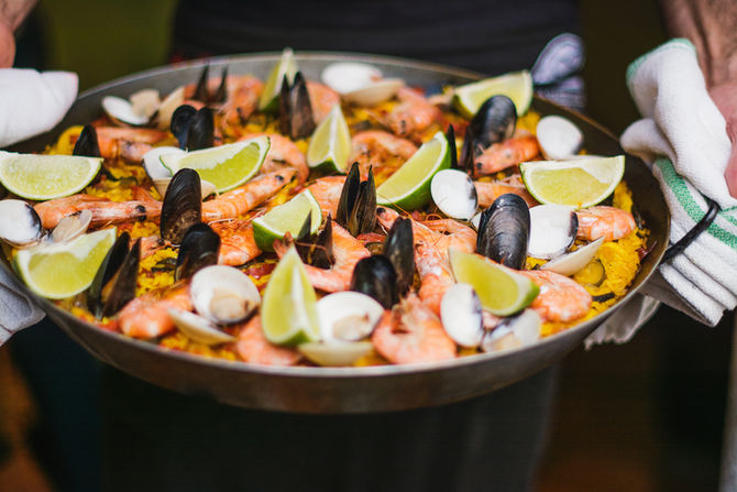 ¿Sabes cómo hacer una paella? La Paella, igual que el vino, es uno de símbolos nacionales de España