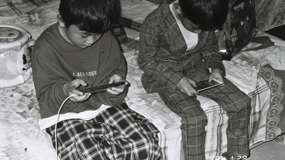 Estudio alerta sobre el uso excesivo de pantallas en niños: seis de cada diez pasan más de seis horas al día conectados