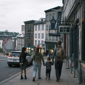 Une famille marchant dans une rue de Québec.