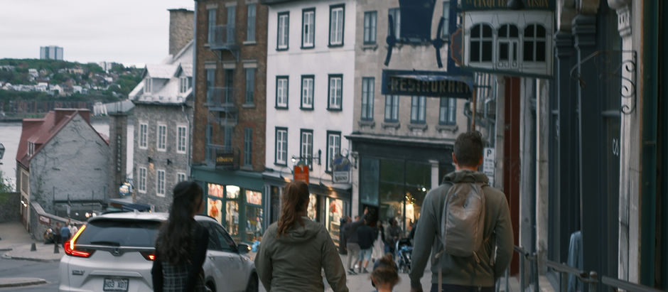 Une famille marchant dans une rue de Québec.