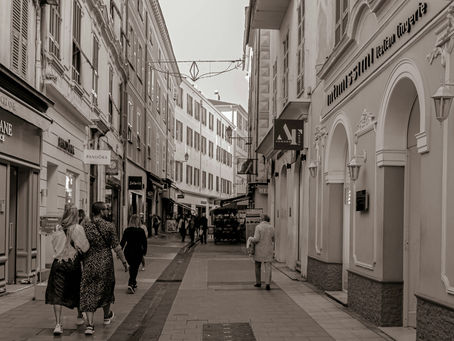 Uno sguardo su una via tipica della Costa Azzurra
