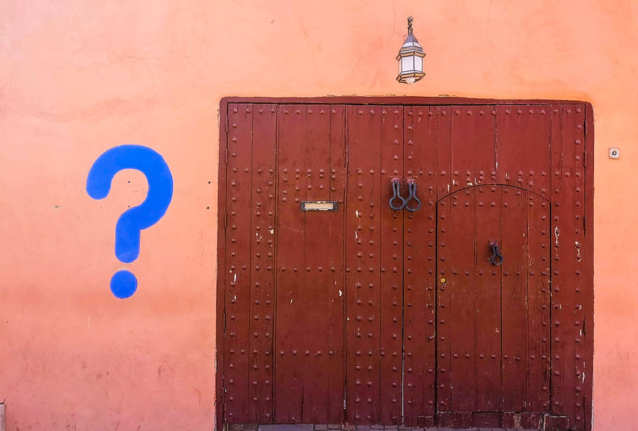 Rote Tür mit einem blauen Fragezeichen