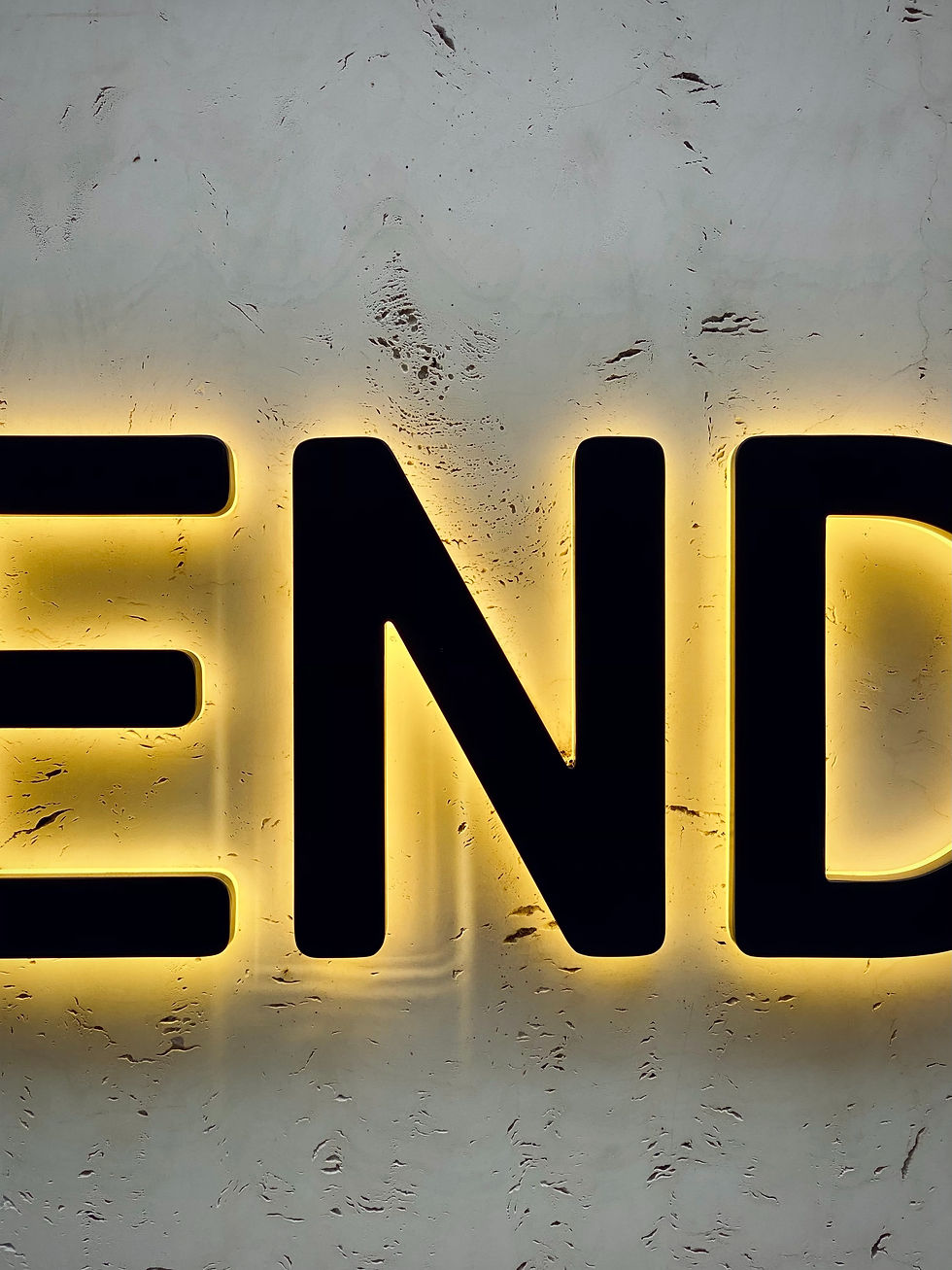 a sign with the word end on it