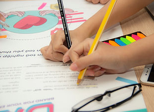 Kinder malen mit Buntstiften