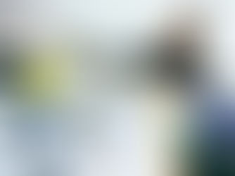 Dieses Bild ist eine fast schon schmerzhaft akkurate Visualisierung von „Work Overload“ und dem Versuch, tausend Dinge gleichzeitig zu jonglieren. Es wirkt wie eine moderne, stilisierte Darstellung von Stress im Arbeitsalltag.