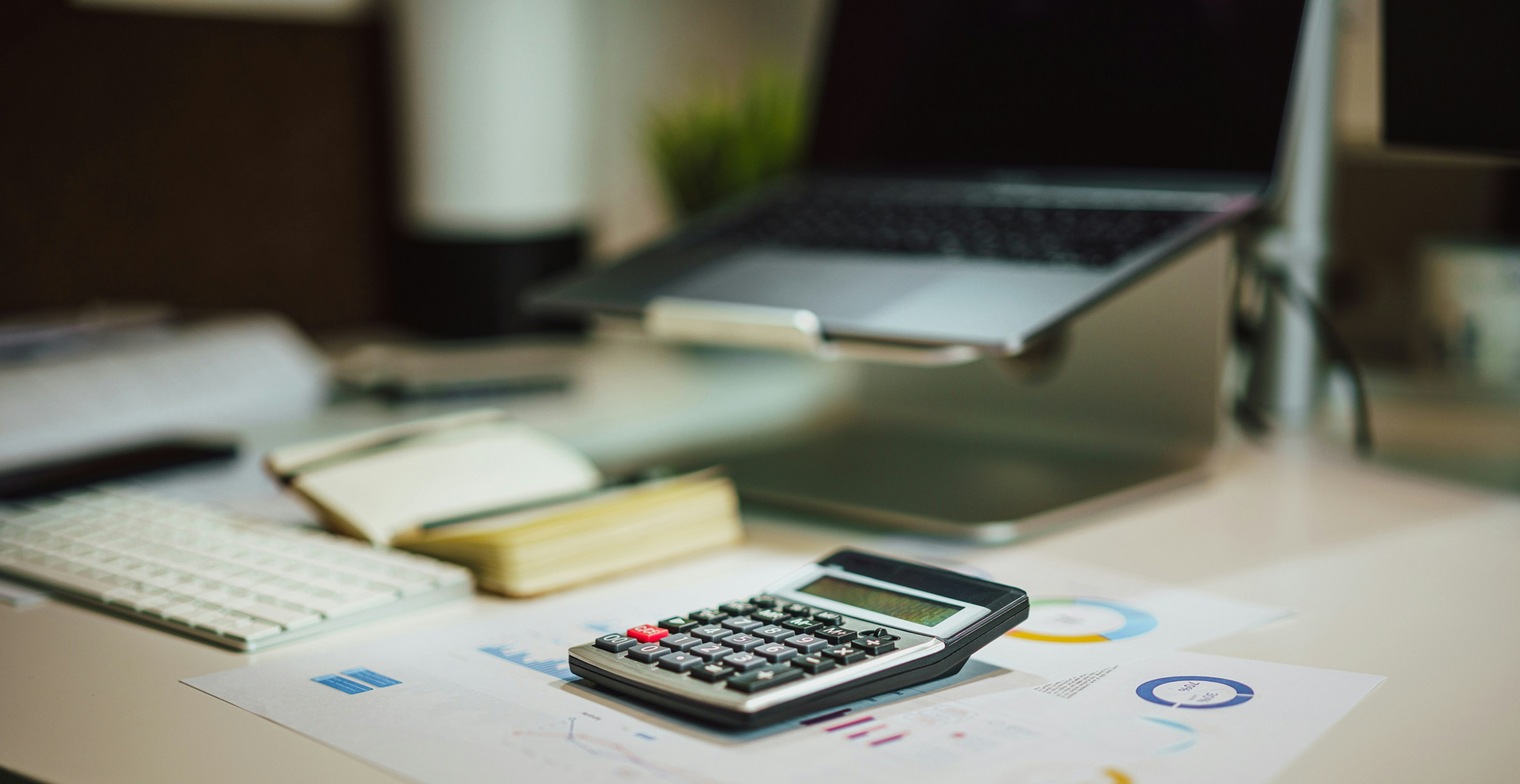 Calculatrice représentant le calcul d'impôt par une gestionnaire de patrimoine à Colmar