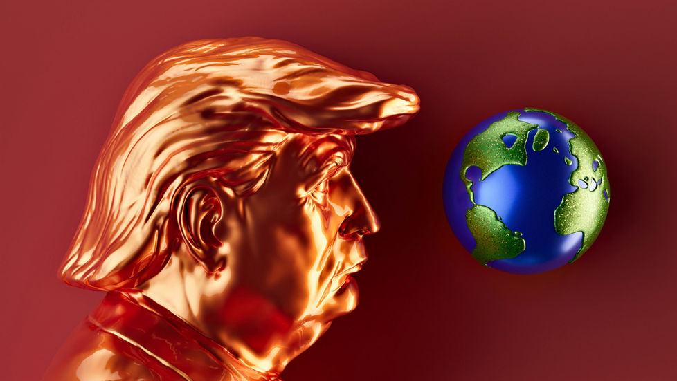 pupazzo di trump che guarda il mondo