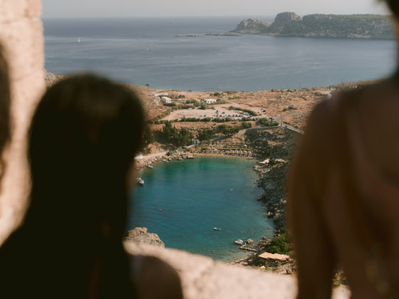 Lindos auf Rhodos: Warum alle dorthin wollen und ob es sich lohnt.