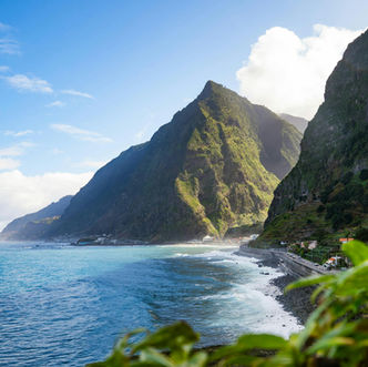 Deutschsprachiges Yoga Retreat auf Madeira, Bloom Into Being Yoga Retreat, 22. - 29.05.2027, Elisabeth Lorbeer, Ohana Yoga Studio
