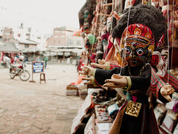 Marionette artigianali tradizionali in un mercato di Kathmandu.