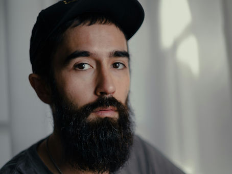 Comment dompter une barbe rebelle : le guide complet pour barbus indisciplinés