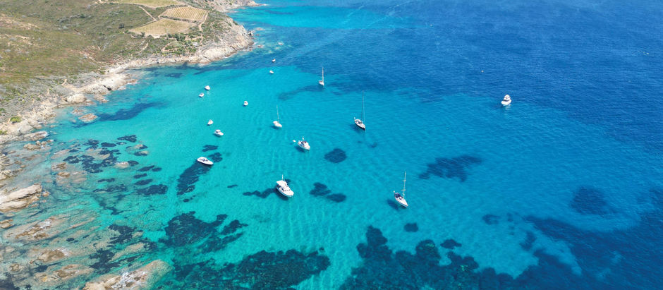 Panoramablick auf die Côte d'Azur mit türkisblauem Mittelmeer, mediterraner Küste und farbenfrohen Häusern an der Französischen Riviera.