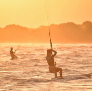 Kitesurfeur au coucher du soleil, illustration d’un séjour kitesurf au Brésil