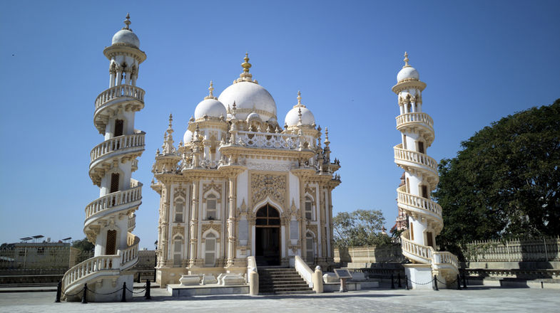 Mausoleo bianco in Gujarat con cupole e minareti a spirale, architettura storica indiana