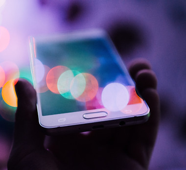 Smartphone mit bunten Lichtern