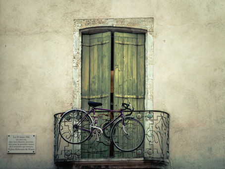 Submit a Guest Post in Nimes