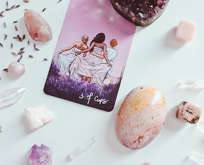 Englische Tarotkarten auf einem Tisch mit Kristallen und Lavendelblüten zur Einstimmung der Tarot Ausbildung