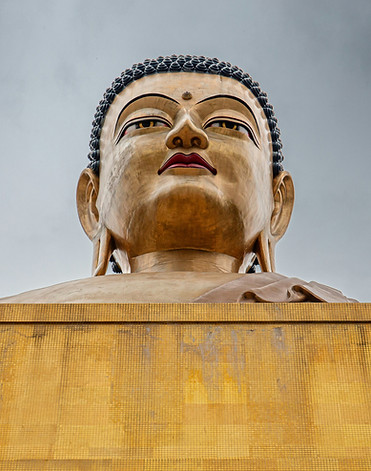 BEUATIFUL GOLDEN STATUE OF BUDDHA