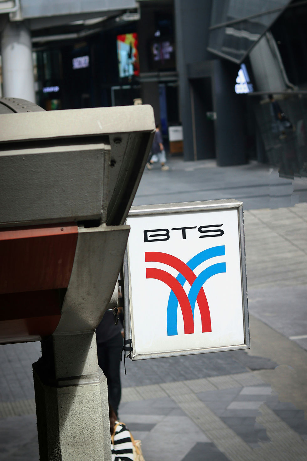 BTS (magasvasút) tábla Bangkokban