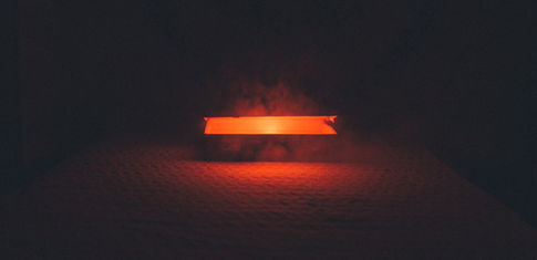 Visite nocturne dans une ruelle ancienne du Jura, ambiance mystérieuse avec lanterne et guide conteur