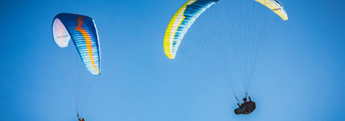 Vol en parapente en couple au-dessus des montagnes du Jura pour une expérience romantique et sensationnelle.