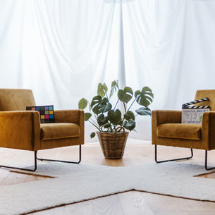 Wohnzimmer mit zwei Stühlen