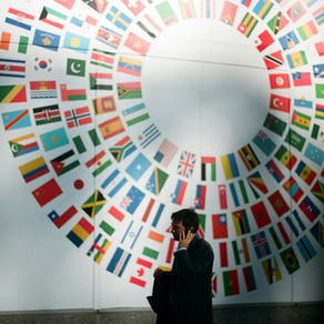 Mur avec les drapeaux du monde peints dessus.