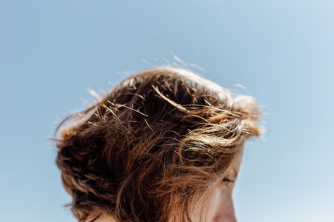 Chute de cheveux en été : pourquoi attendre la rentrée est une erreur