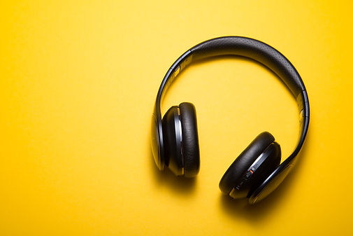 imagem em fundo amarelo com um fone de ouvido ao lado direito