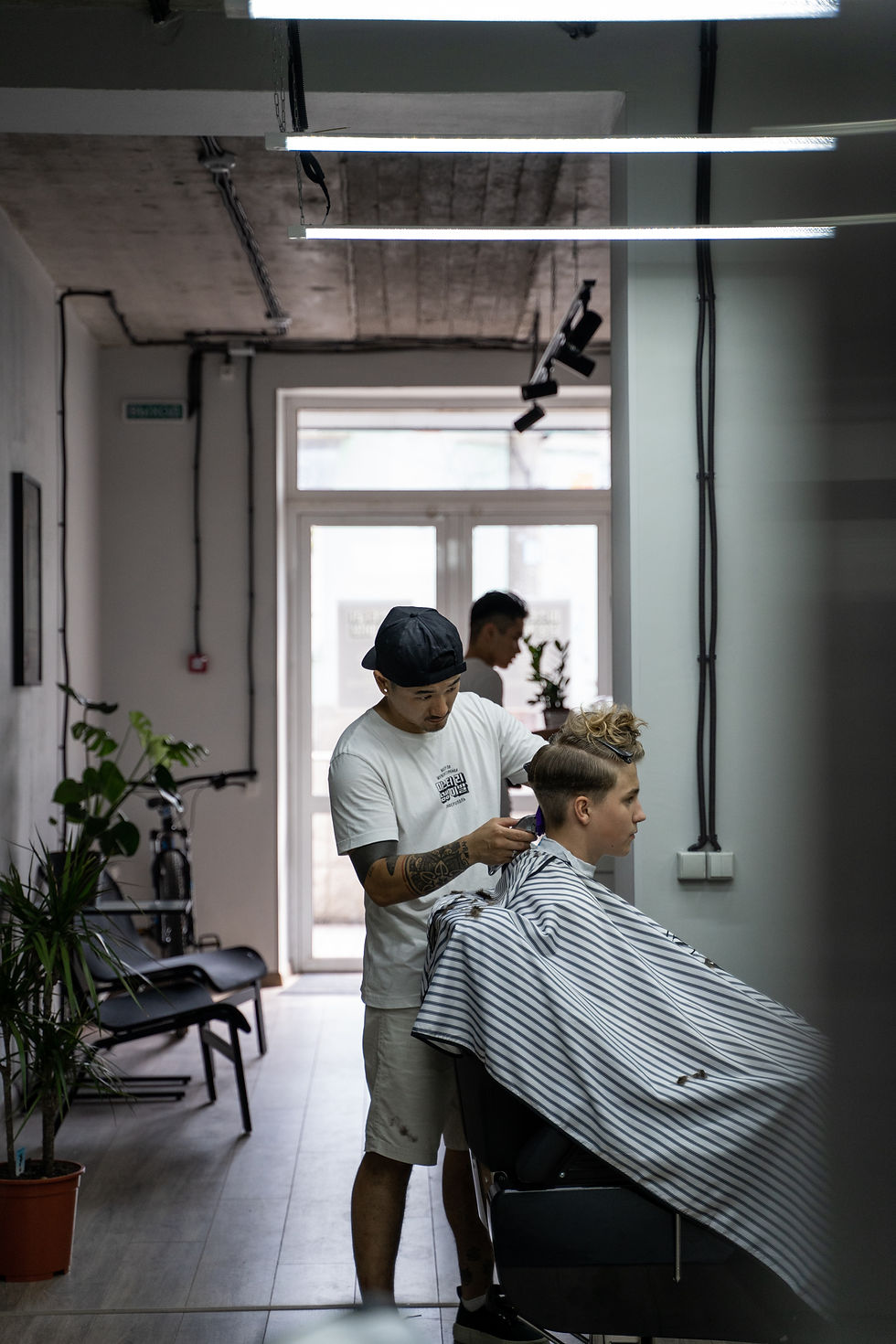 Een kapper of barber die in zijn zaak zijn passie uitoefent