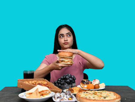 Femme qui compense son mal-être avec un excès de nourriture
