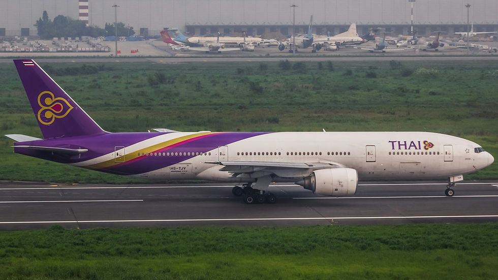 Ein Flugzeug von Thai Airways auf dem Rollfeld