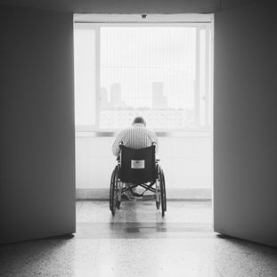 Personne en fauteuil roulant après une tétraplégie — indemnisation du préjudice corporel par le Cabinet Plouton à Bordeaux