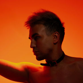 Erfahre, was Total Power Exchange (TPE) wirklich bedeutet, welche Aspekte eine solche intensive Beziehung ausmachen und worauf du achten musst. Authentische Einblicke aus der BDSM-Welt.
