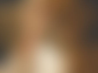 menina lendo com a mão na cabeça