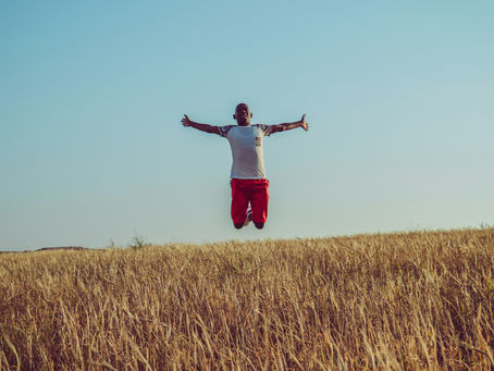 At the 9th degree of Sagittarius, we happened a Blue Full Moon today. This full moon brings us courage and wisdom to be free, to escape what should we left behind. Let's look at the details...