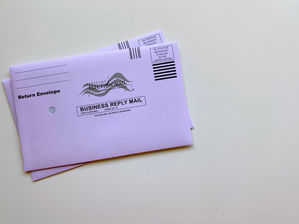Schwab critica la respuesta del USPS a las preocupaciones sobre el voto por correo