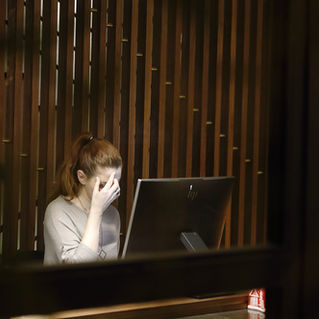 femme qui a la migraine pour évoquer comment faire passer la migraine