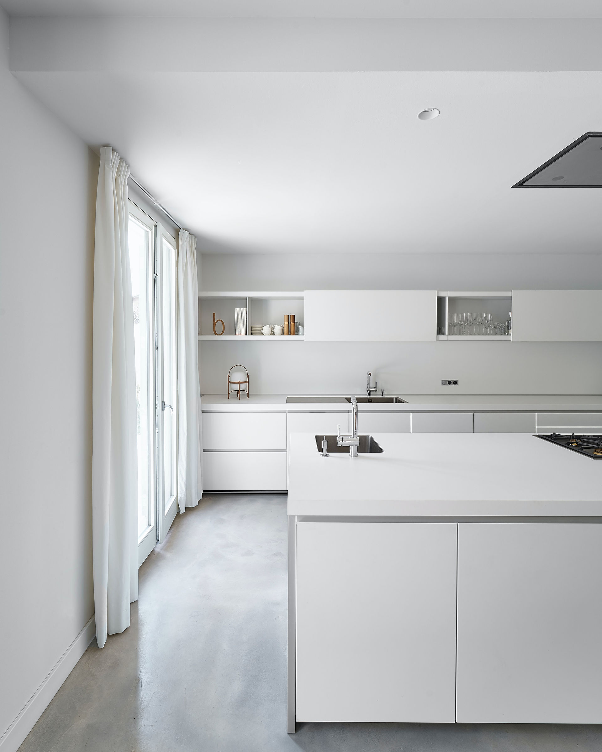 A full kitchen remodel ny project without handles in a sleek white look.